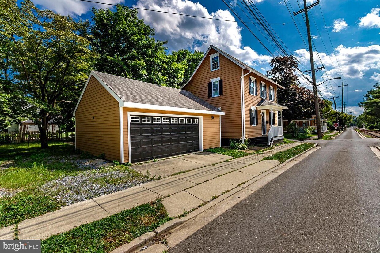 Primary Photo - 32 E 3rd St