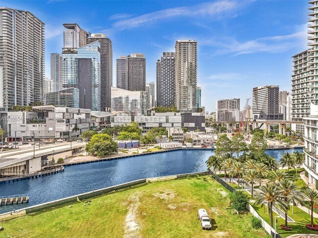 Foto del edificio - 350 S Miami Ave