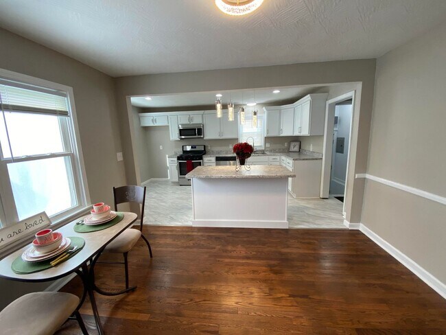 Building Photo - Like New Close to MSU 2 br 2 ba with basement