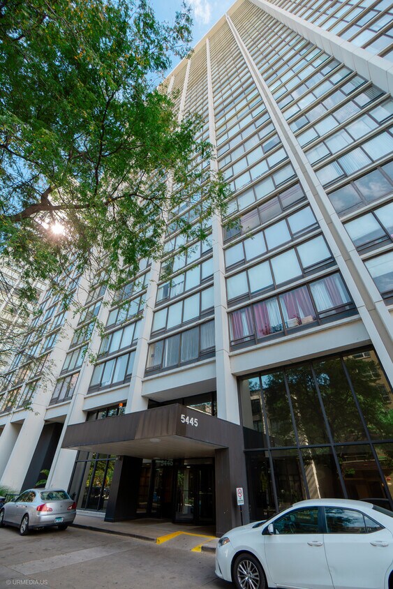 Foto principal - 5445 N Sheridan Rd