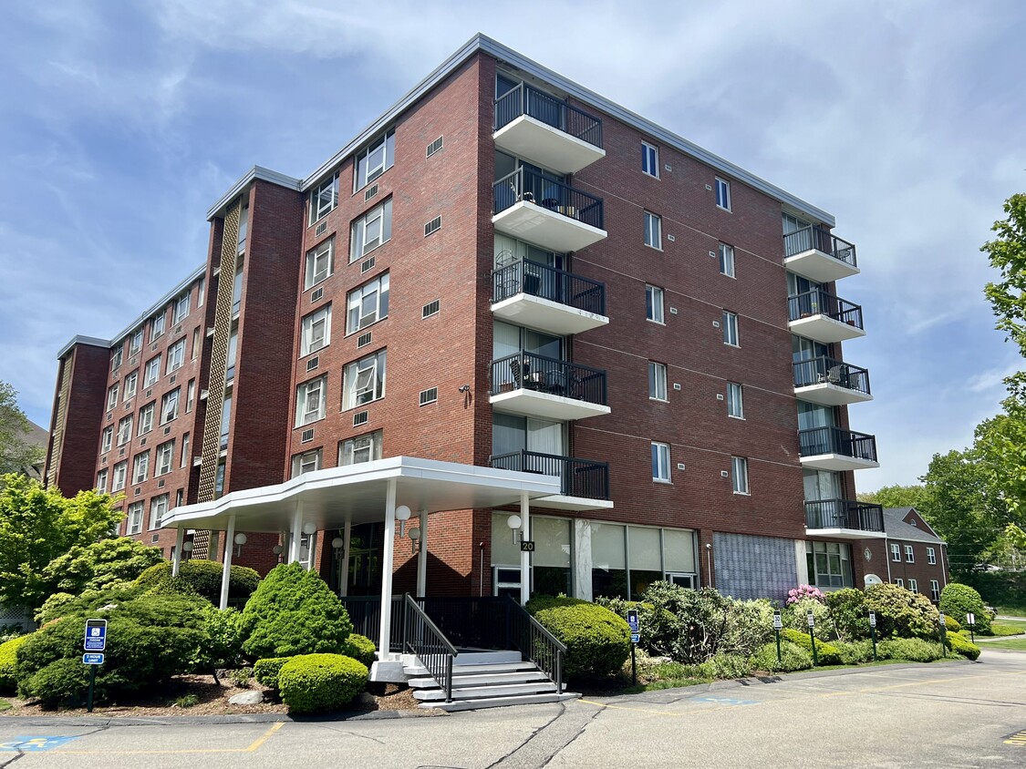 20 Hammond Pond Pky Unit 105, Chestnut Hill, MA 02467 Condo for Rent