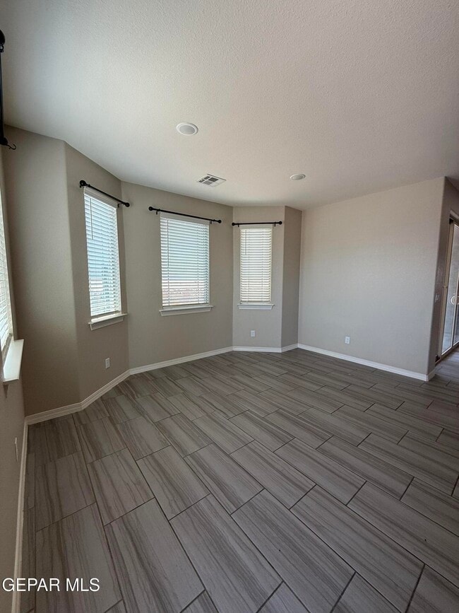 Foto del edificio - 14655 Pebble Hills Blvd