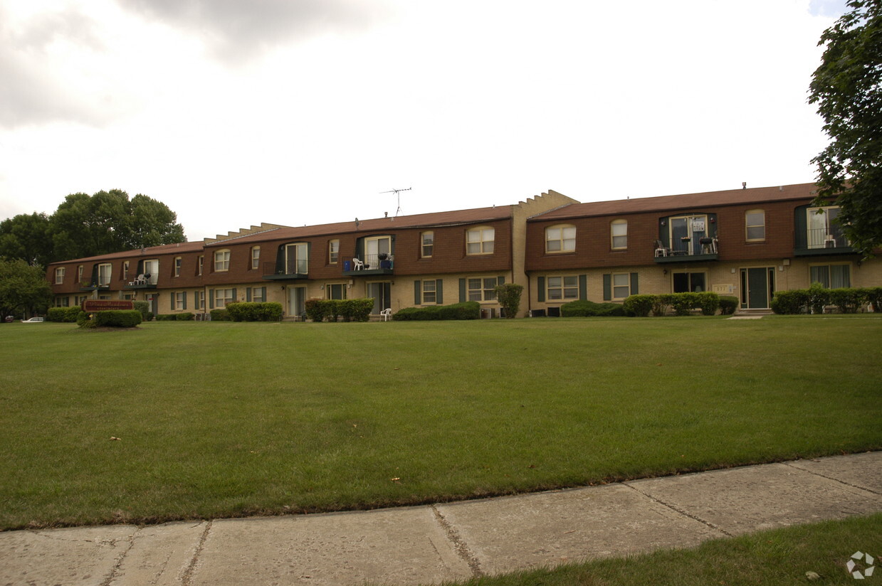 Primary Photo - Pine Meadows Apartments