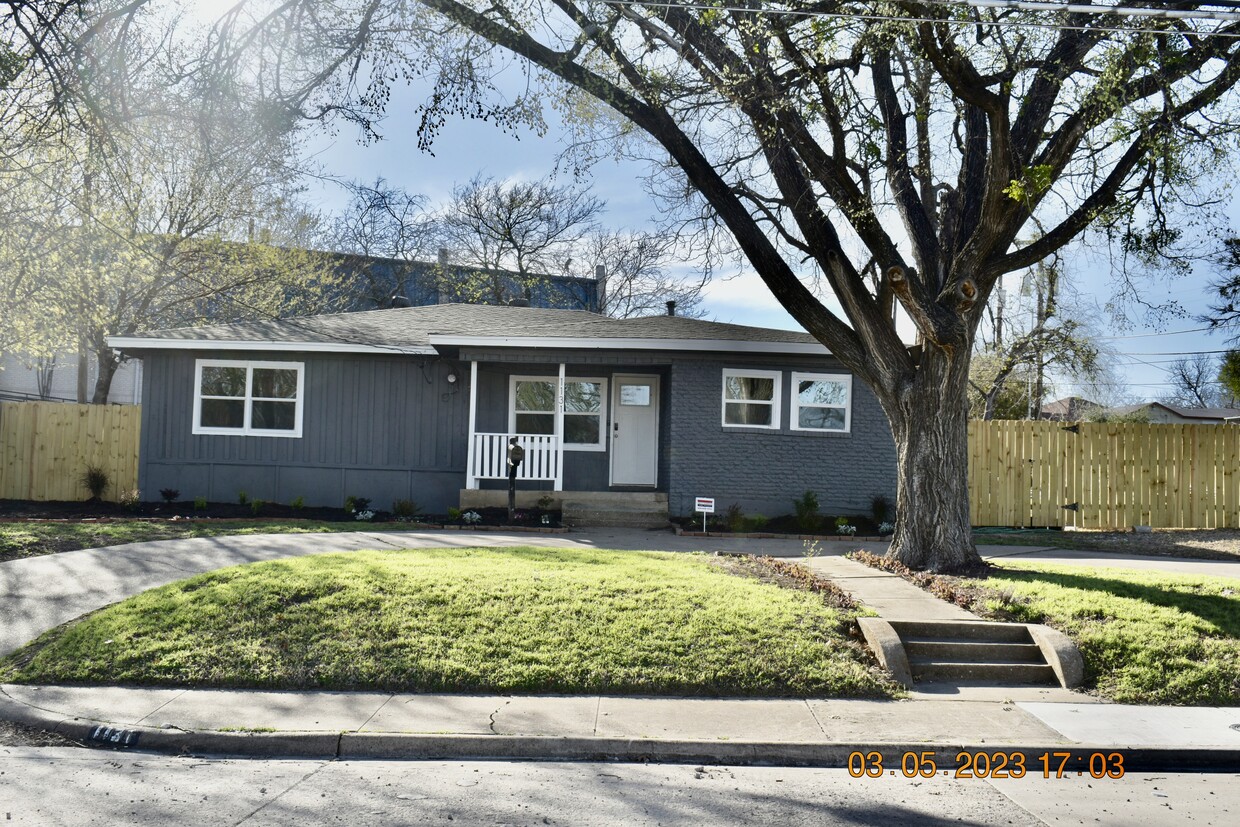 Front of House - 1131 Bonnie View Rd