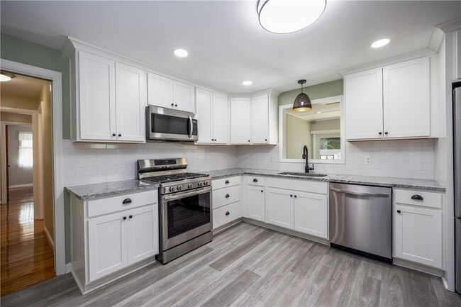 Building Photo - 503 Pineview Dr