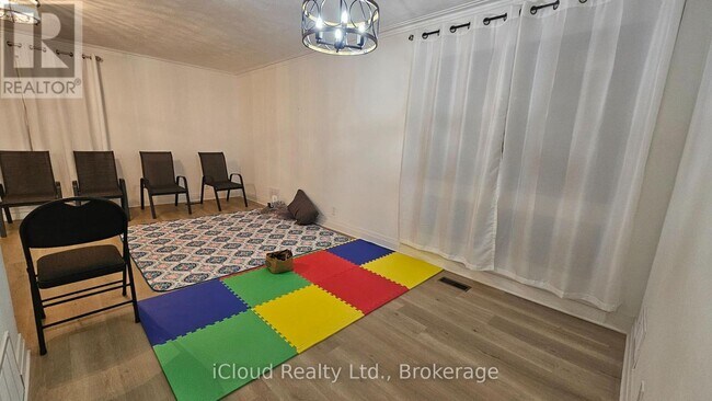 Photo du bâtiment - 1393 Birchmount Rd