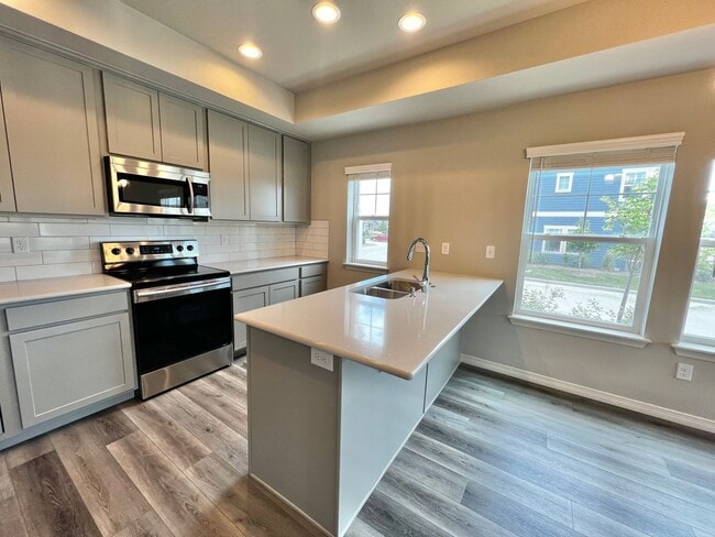 Building Photo - Beautiful 3 bed, 3 bath Townhome in West W...