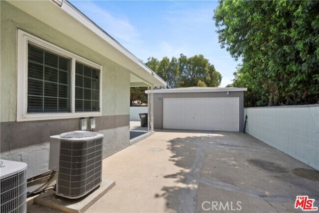 Foto del edificio - 11006 Mansel Ave