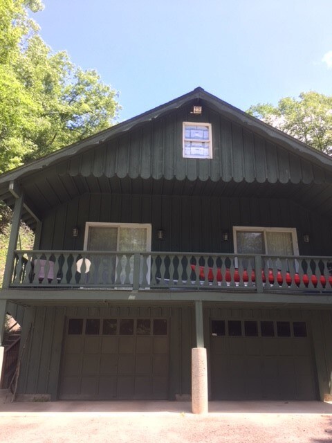 Garage access and private deck - 520 Boston Turnpike