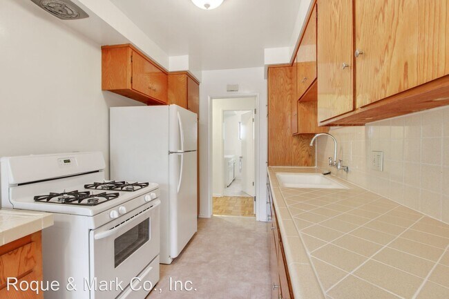 Building Photo - 933 3rd St