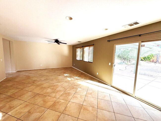 Building Photo - Single story house with Mountain views - c...