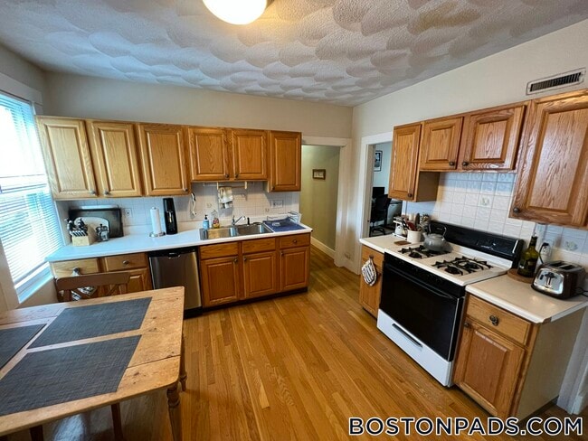 Building Photo - 24 Ellington Rd