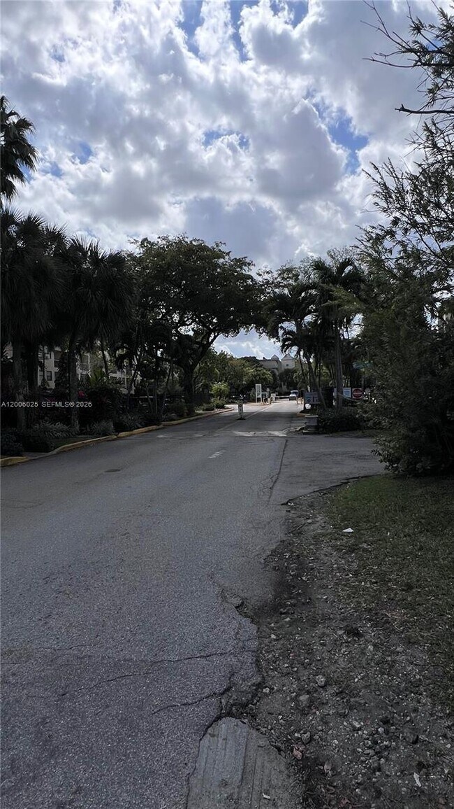 Foto del edificio - 8290 Lake Dr