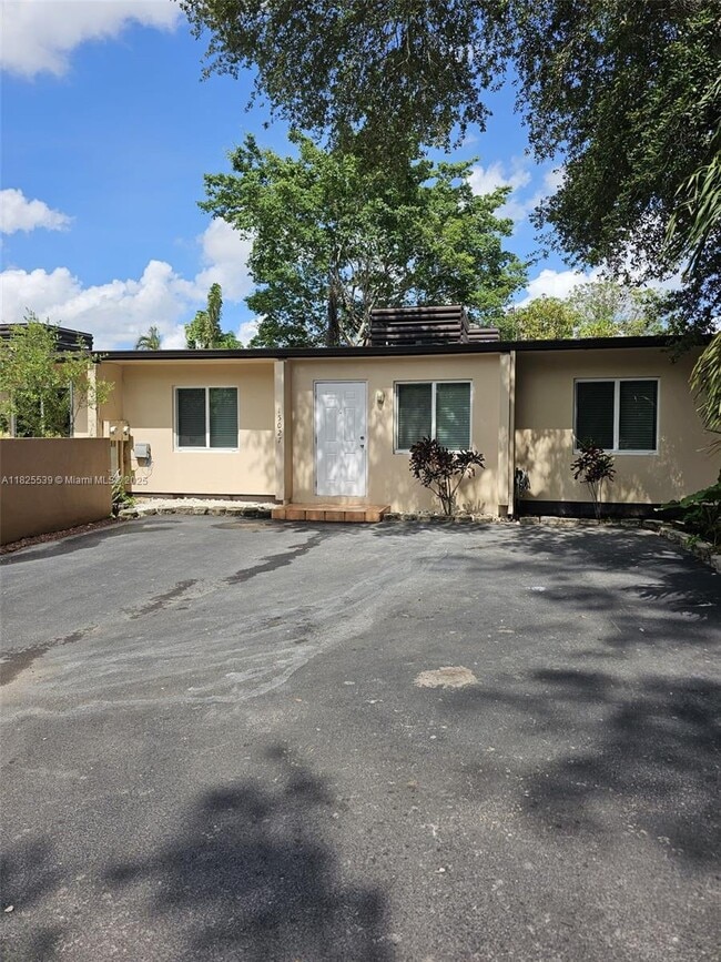 Foto del edificio - 15027 Coconut Ct