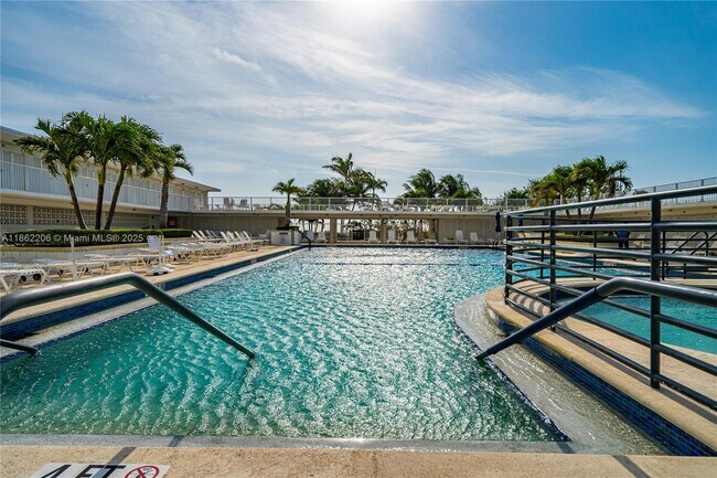 Foto del edificio - 4747 Collins Ave