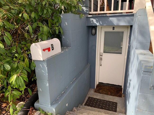 Building Photo - Darling Duplex in the heart of Wallingford!