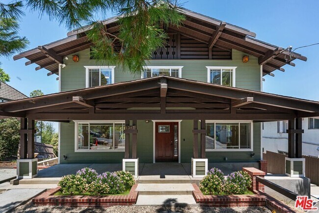 Ext Front - 1347 Edgecliffe Dr