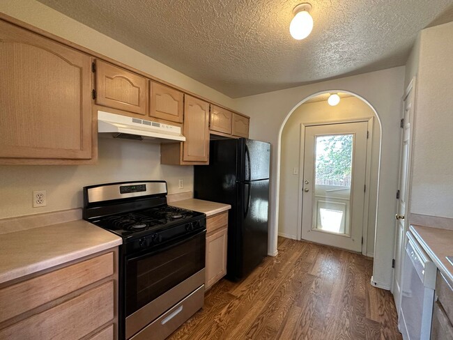 Building Photo - 2 Bedroom 2 Bathroom townhouse available f...