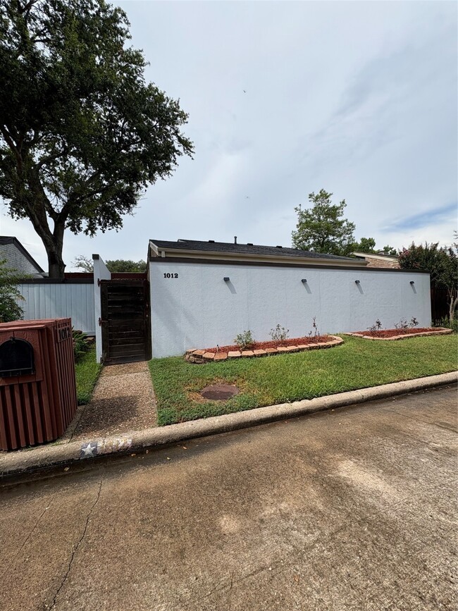 Building Photo - 1012 Fleetwood Pl Dr