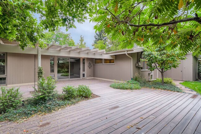 Building Photo - Gorgeous Mid-Century Ranch Home in Hillcre...