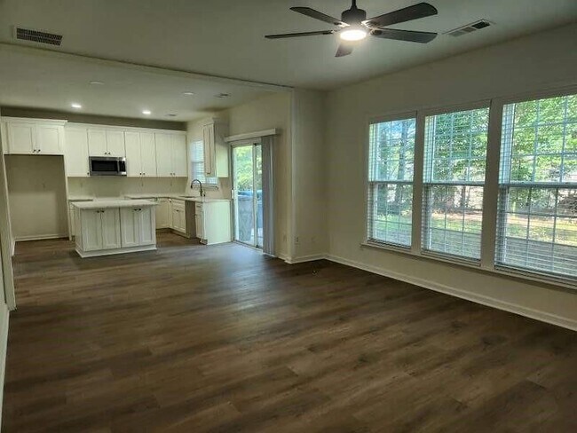 Foto del edificio - 2025 Kyrle Ln NW