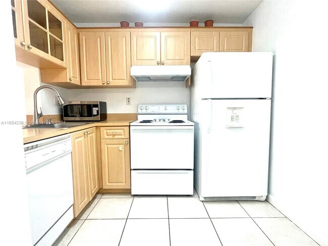 Building Photo - 9310 Fontainebleau Blvd