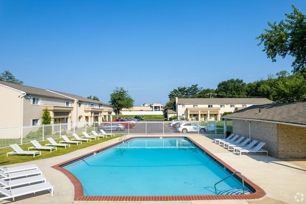 Pool - Hamilton Court East Apartments
