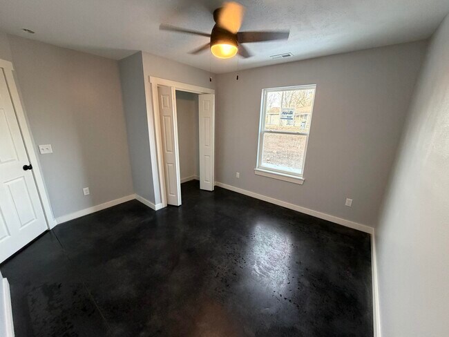 Building Photo - 301 W Sunrise St