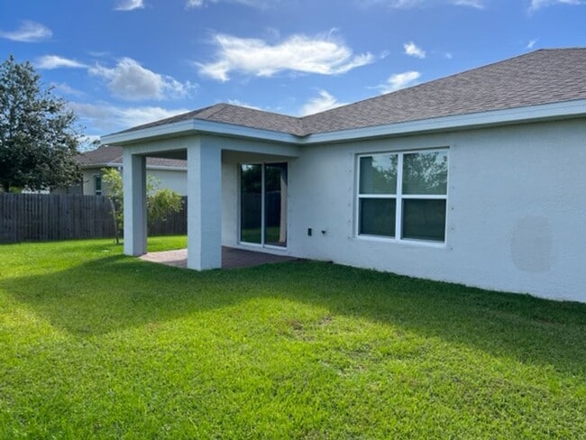 Building Photo - *Annual*  Beautiful 4 bedroom, 2 bath, 2 c...