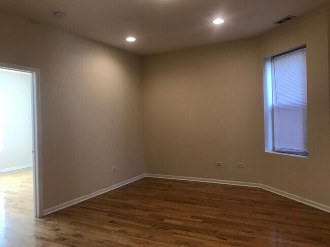 Foto del edificio - 1364 N Hamlin Ave