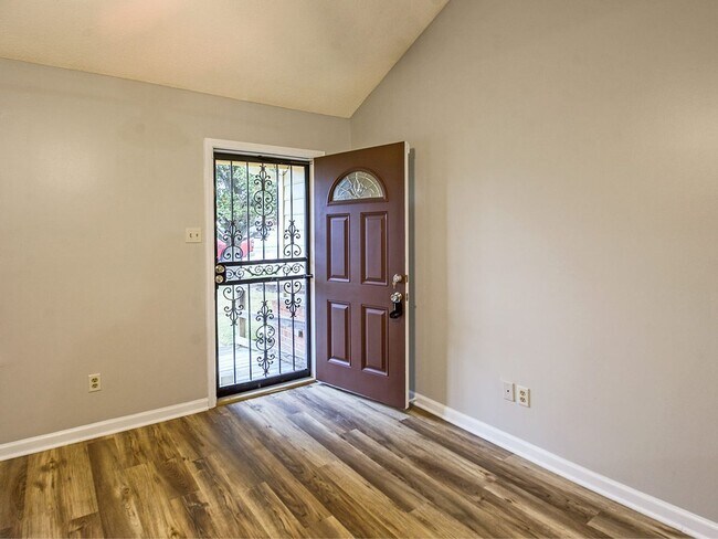 Foto del edificio - Adorable 3 bed, 2 bath home with stainless steel appliance package.