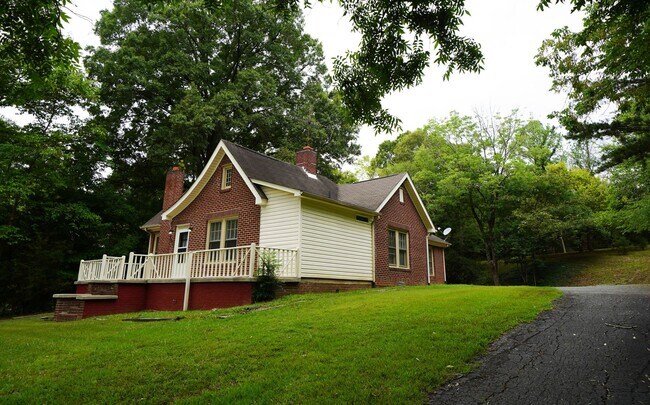 Foto del edificio - 3 bed 2 bath Updated Bungalow - Private ba...