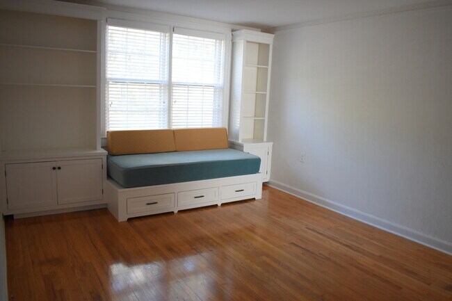 Building Photo - 2940 Oleander Dr