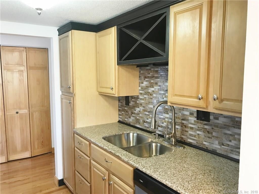 5 Brookwood Dr Unit E, Rocky Hill, CT 06067 Condo for Rent in Rocky