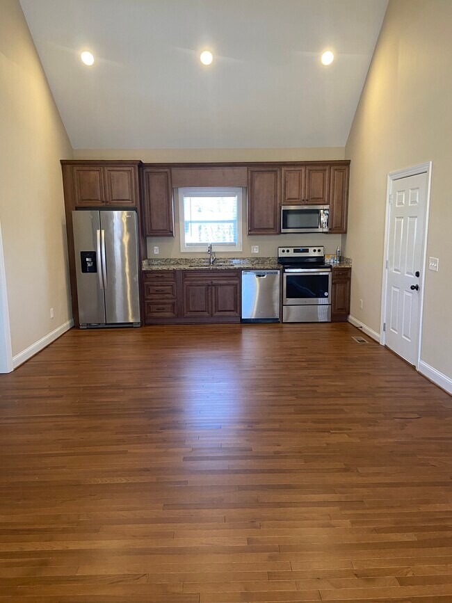 Pisos de madera noble en toda la casa, recién pintada, calefacción y aire acondicionado central. - 599 Mountain View Rd SE