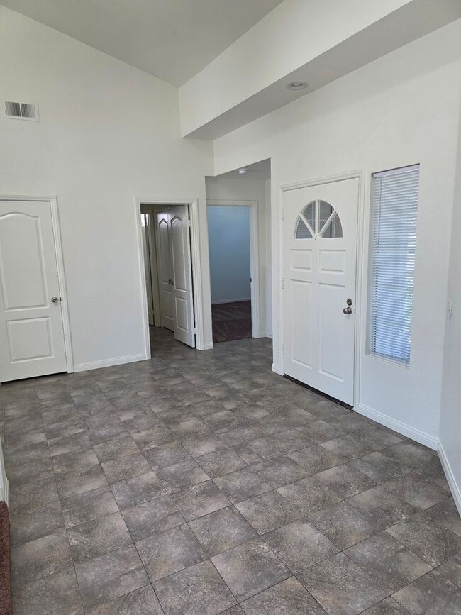 Building Photo - Single Level 3 Bedroom, 2 Bath in central ...