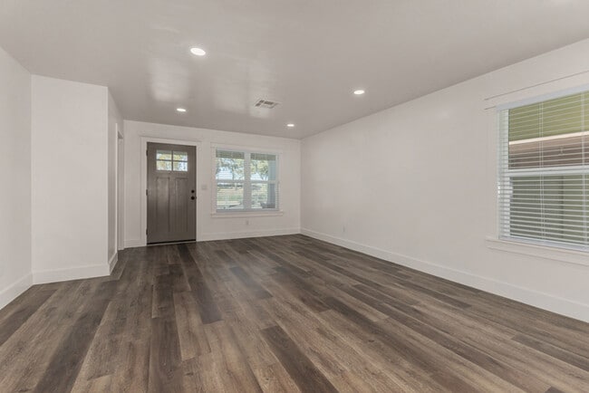 Building Photo - Modern 3-Bed, 2-Bath Home in Downtown Phoenix with Private Yard & Fire Pit