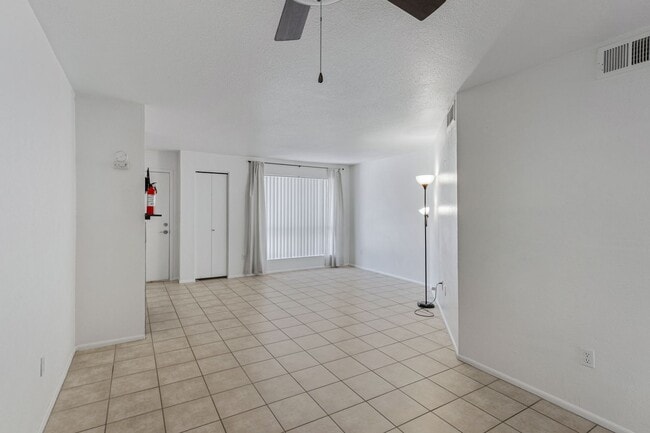 Building Photo - 2/2