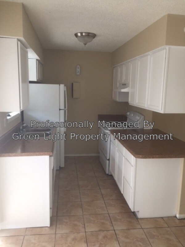 Building Photo - 8020 Cambridge Cir