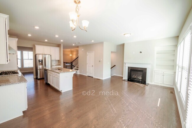 Stunning open-concept living space - 571 Sunset Park Dr