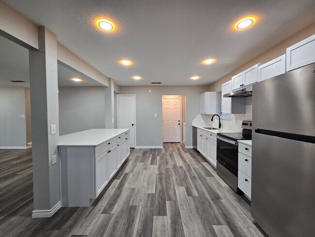 Foto del edificio - AVAILABLE NOW! RENT REDUCTION