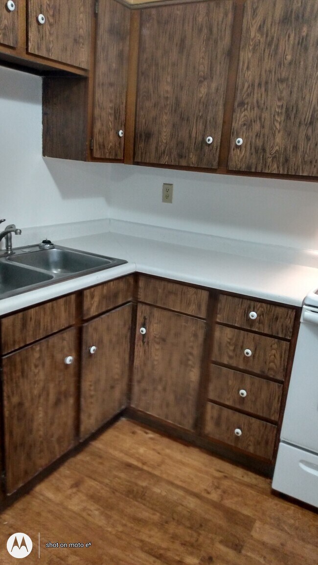 Kitchen - 5491 Camelot Dr