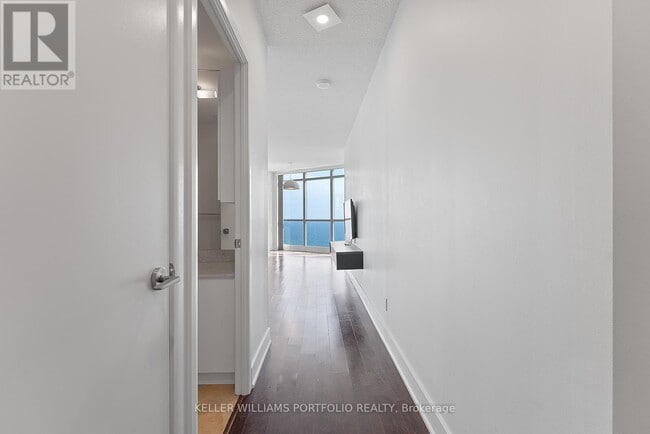Building Photo - 1411-215-3215 Fort York Blvd