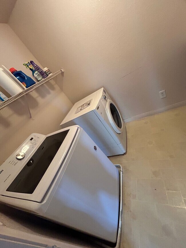 Foto del edificio - CUTE 2 STORY 3 BEDROOMS/ 2.5 BATHROOMS, WI...