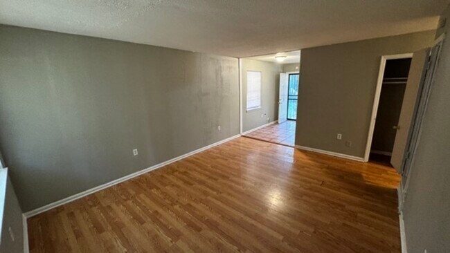 Foto del edificio - 3647 Royal Wood Dr