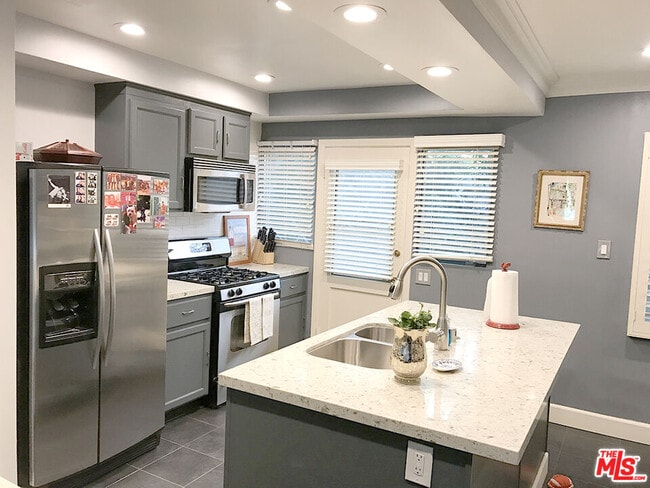 Foto del edificio - 8727 Shoreham Dr