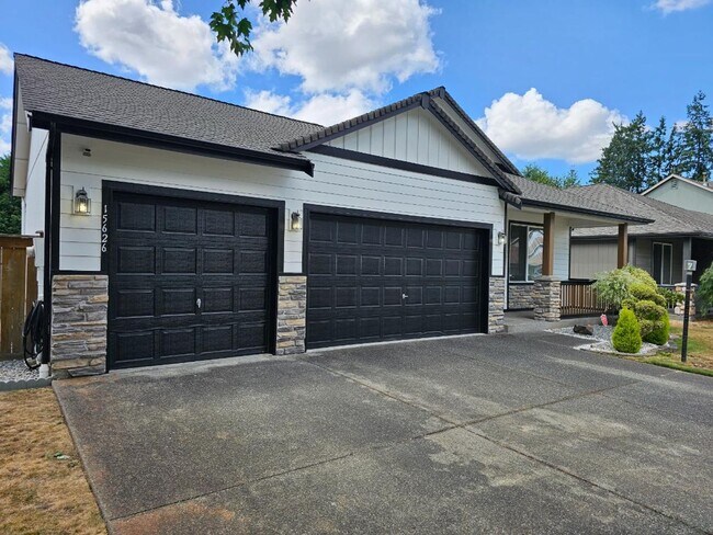 Foto del edificio - Spacious Tacoma Home with Gas Fireplace, 3-Car Garage & Covered Patio!