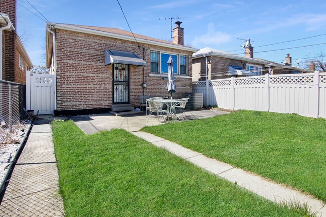 Building Photo - 4325 S Kedvale Ave