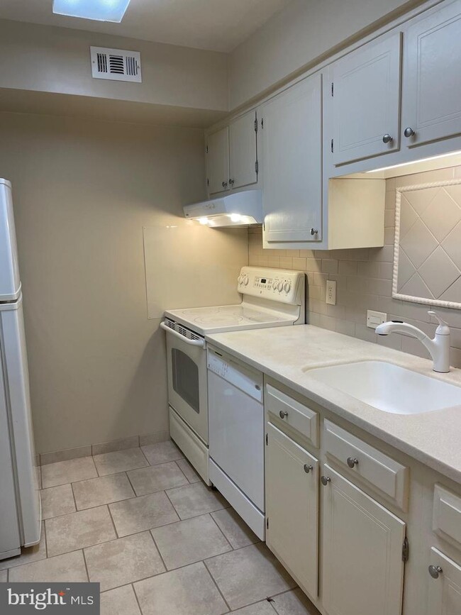 Building Photo - 15050 Haslemere Ct