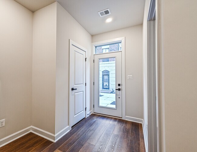 Entry - 211 Market Sq NW
